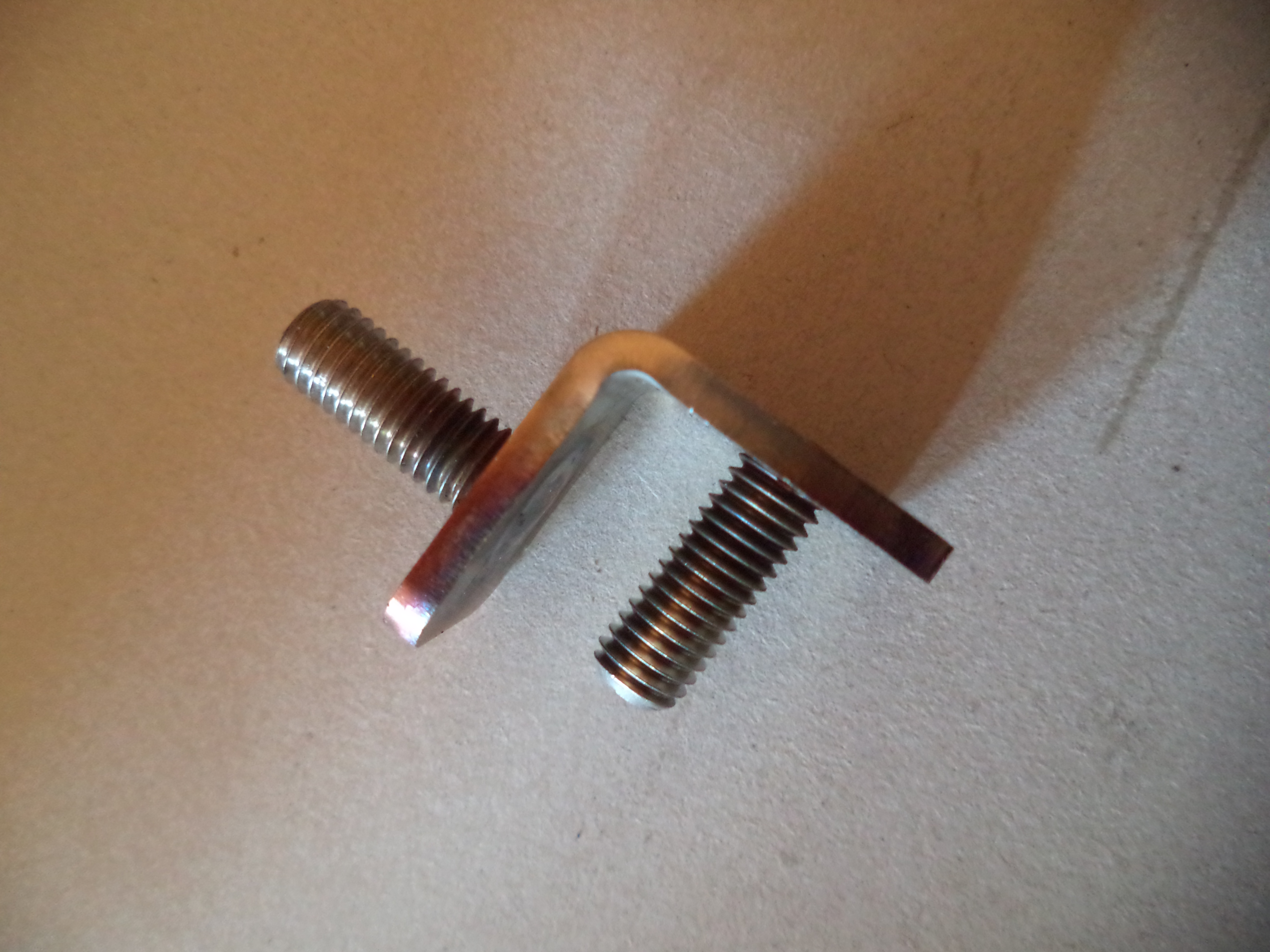 Arrow Haltewinkel mit den beiden Gewindebolzen incl. Muttern Arrow Haltewinkel mit den beiden Gewindebolzen incl. Muttern